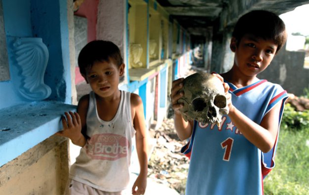 Жизнь филиппинцев на кладбище в Маниле