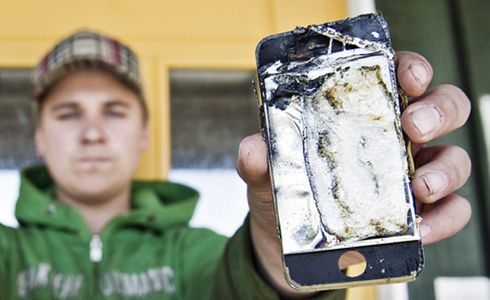 iPhone загорелся в кармане у подростка