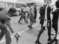 Дата. Автор. Девушки в мини юбках. Смотрим женщинам под мини-юбки (подглядывание) .