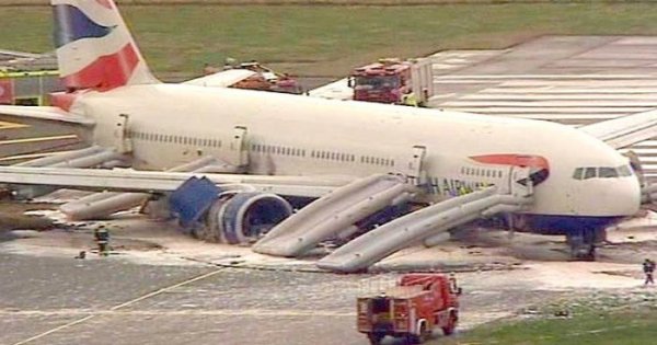 Общий вид Боинга 777, выехавшего сегодня за пределы взлетно-посадочной полосы при посадке в лондонском аэропорту Хитроу.