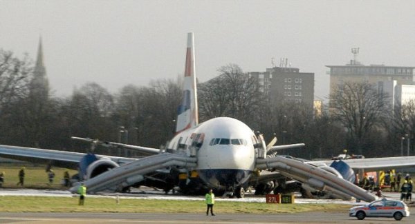 Общий вид Боинга 777, выехавшего сегодня за пределы взлетно-посадочной полосы при посадке в лондонском аэропорту Хитроу.