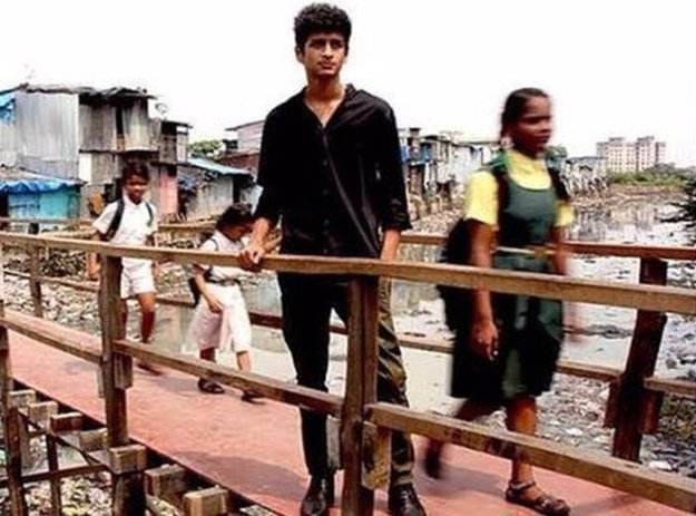 Индийский парень построил мост в трущобах Мумбая