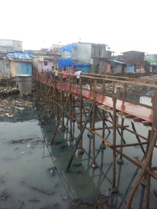 Индийский парень построил мост в трущобах Мумбая