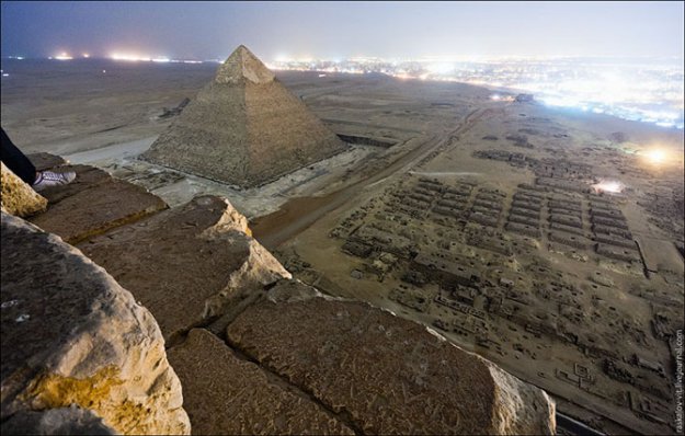 На вершине египетской пирамиды