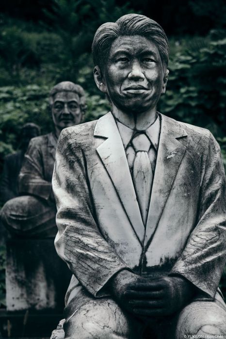Японский парк с сотнями статуй