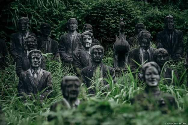 Японский парк с сотнями статуй