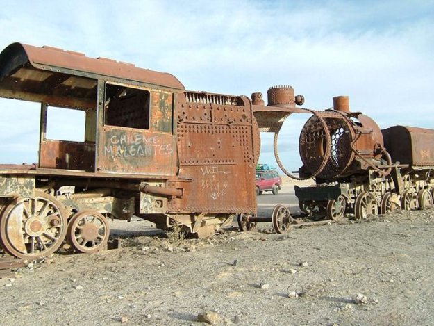 Старый заброшенный поезд в Боливии