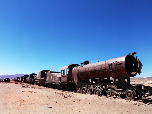 Старый заброшенный поезд в Боливии