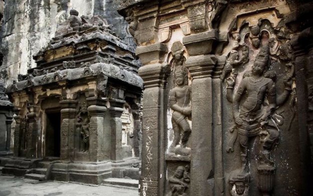 Индийский храм вырезанный в скале