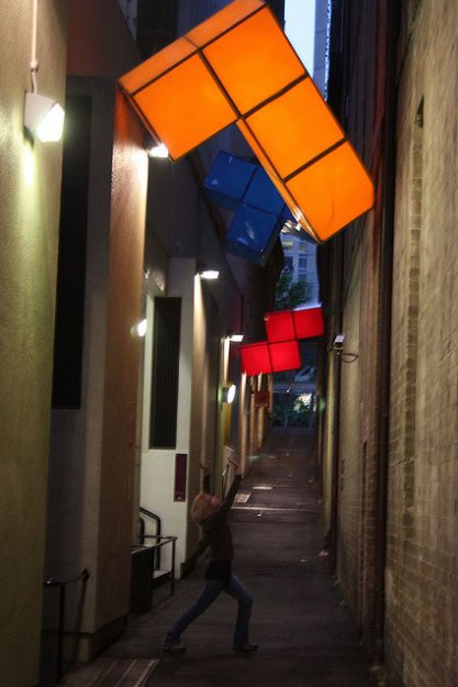 Падающие блоки Тетриса в тёмных переулках Сиднея.