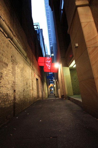 Падающие блоки Тетриса в тёмных переулках Сиднея.
