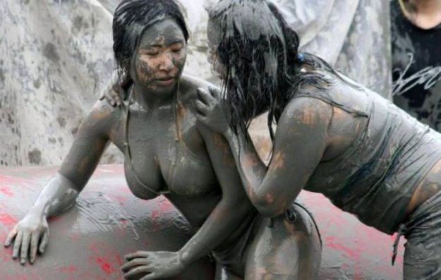 Участницы корейского грязевого фестиваля Boryeong Mud