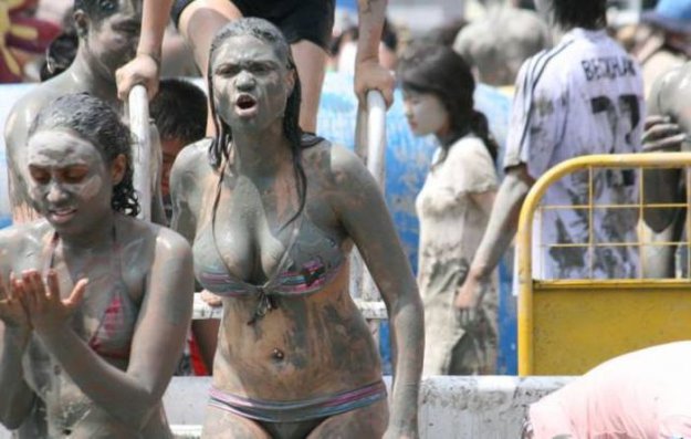 Участницы корейского грязевого фестиваля Boryeong Mud