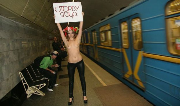 FEMEN против домогательств в метро