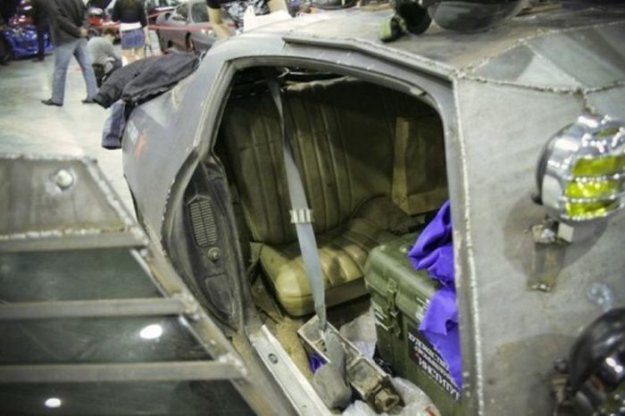 Суровый Chevrolet Camaro или копия  броневика из Mad Max.