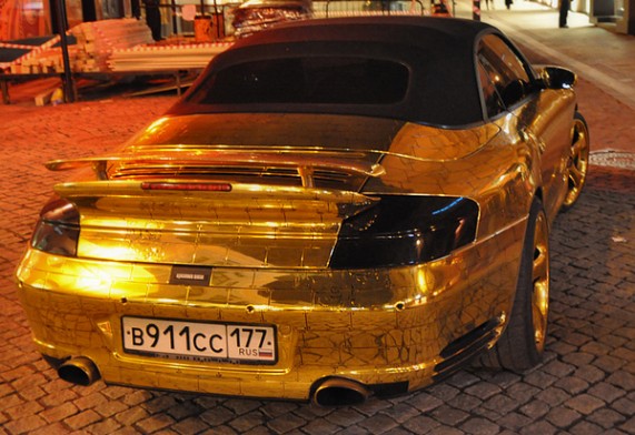 Золотые автомобили на дорогах Москвы.