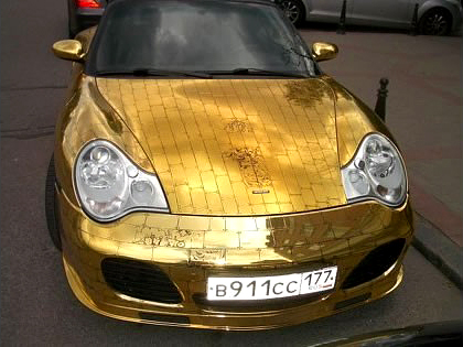 Золотые автомобили на дорогах Москвы.