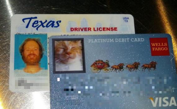 Банк выдал мужчине карту с фотографией его кота