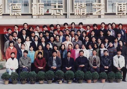 Отличите китайских выпускников школы от американских