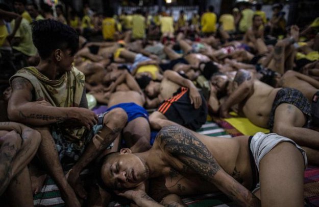 Шокирующие фото из филиппинской тюрьмы в городе Кесон-Сити