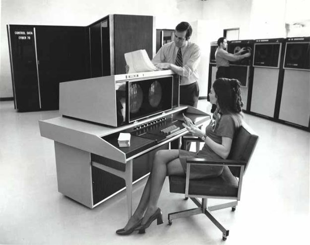 Девушки, техника и компьютеры 60 лет назад