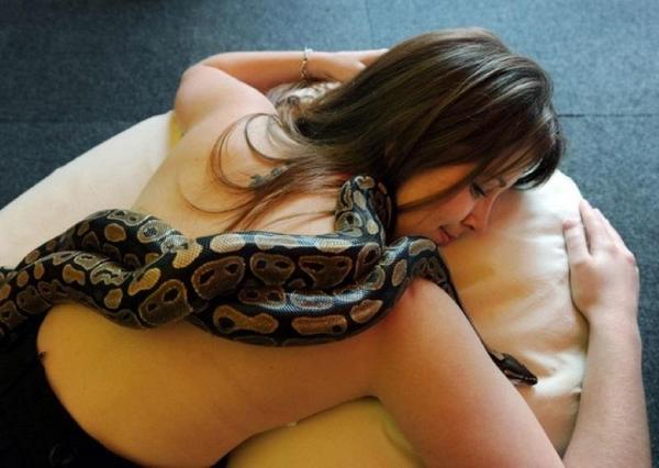 Девушка обожала спать с питоном, но змея вдруг стала худеть