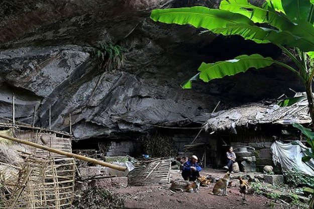 В Китае пожилая пара более 50 лет прожила в пещере