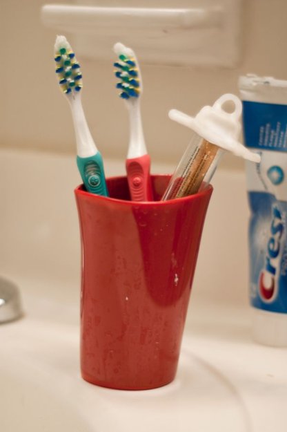 Палка вместо зубной щётки ...