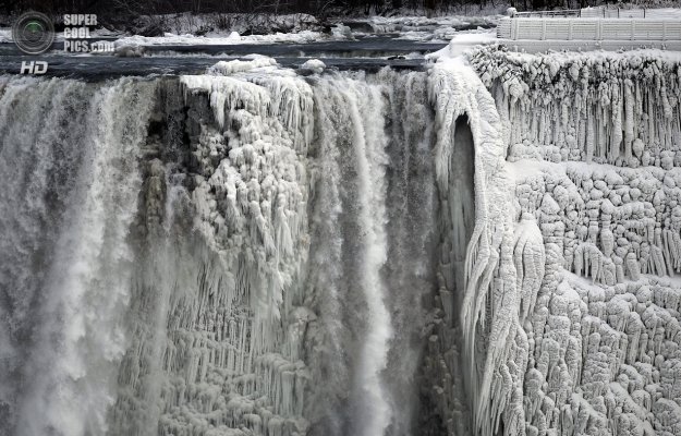 Скованный во льдах Ниагарский водопад