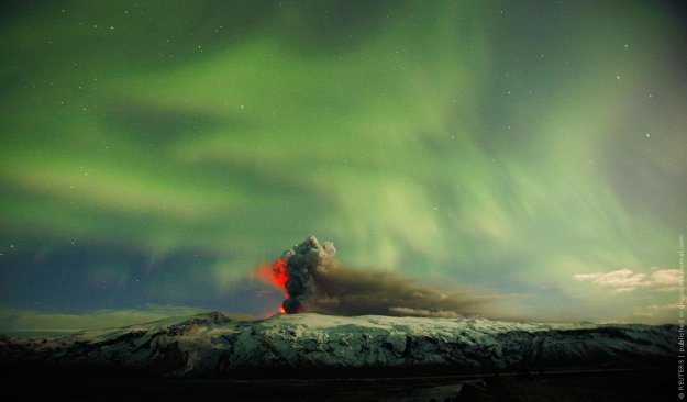 Северное сияние на фоне извержения вулкана вв Исландии