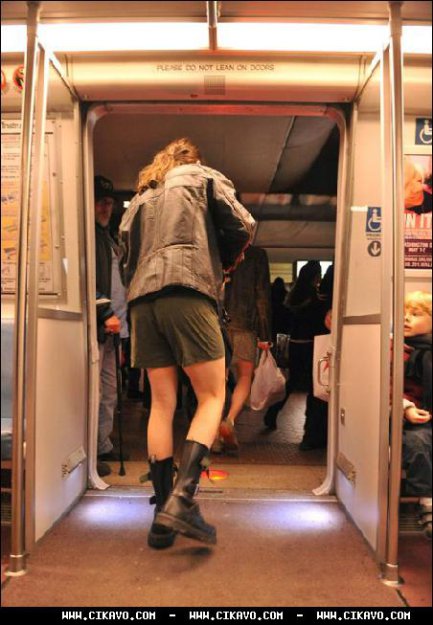 У метро без штанів