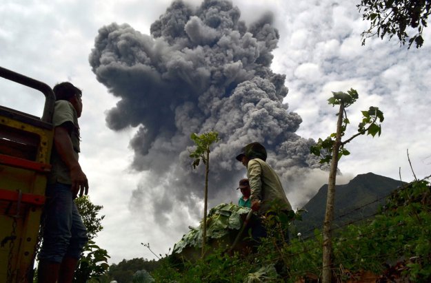 Проснувшийся вулкан Синабунг на Суматре