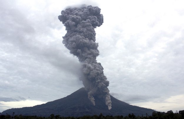 Проснувшийся вулкан Синабунг на Суматре