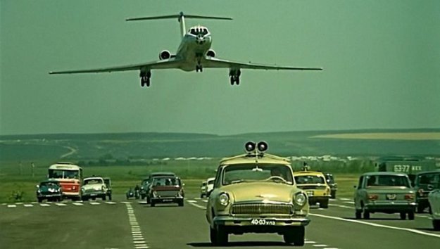 Как снимали посадку самолёта на шоссе в «Невероятных приключениях итальянцев в России»