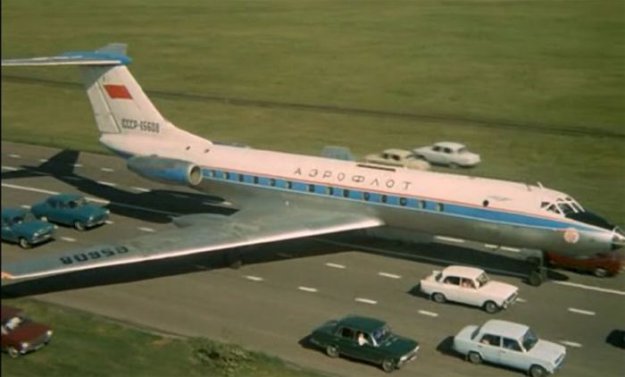 Как снимали посадку самолёта на шоссе в «Невероятных приключениях итальянцев в России»