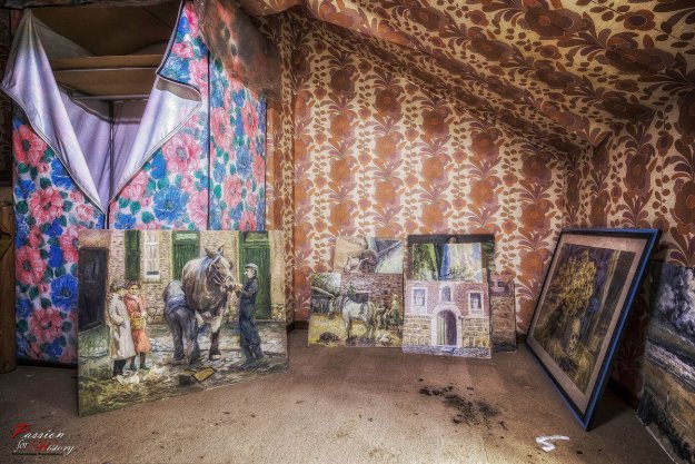Заброшенный дом с предметами искусства