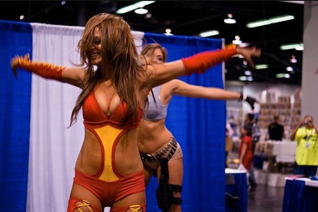 Самые сексуальные декольте Comic Con 2010