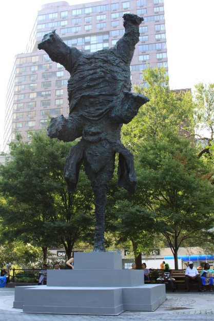 Скульптура перевернутого слона в Нью-Йорке
