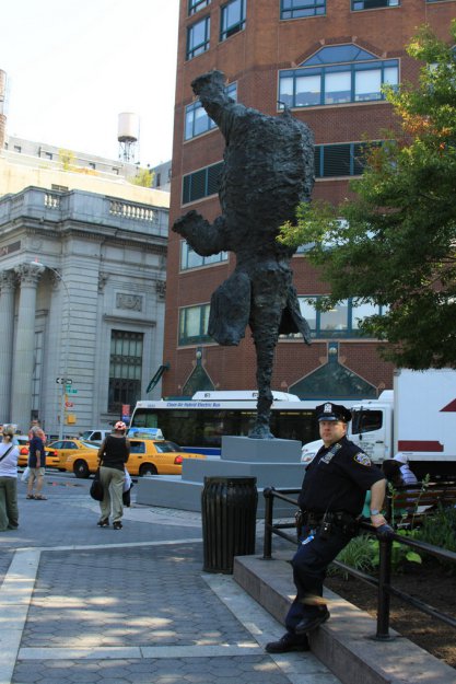 Скульптура перевернутого слона в Нью-Йорке