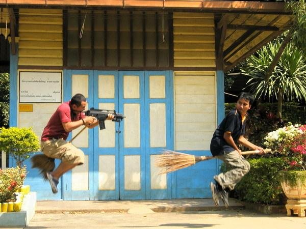 Тайцы играют в Гарри Поттера