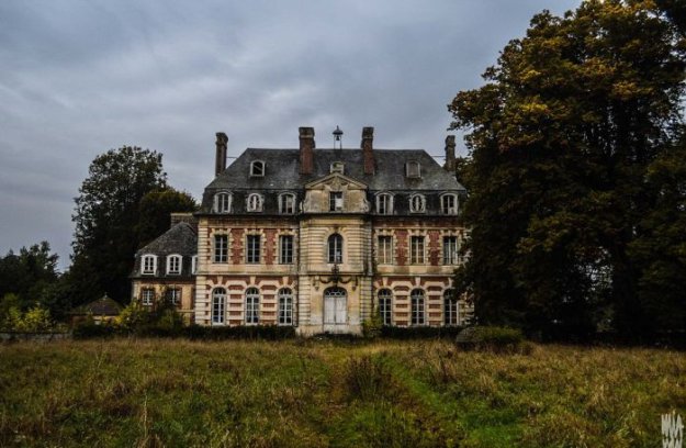 Заброшенный старый замок на севере Франции
