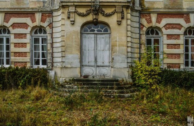 Заброшенный старый замок на севере Франции