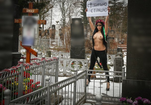 FEMEN: сиськи на кладбище