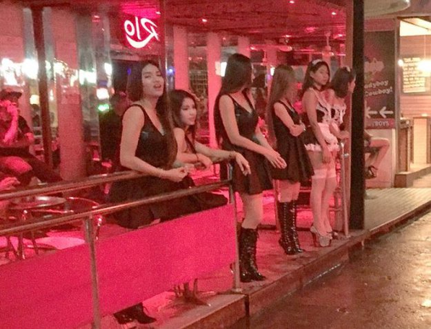 Проститутки Таиланда надели траурные одежды