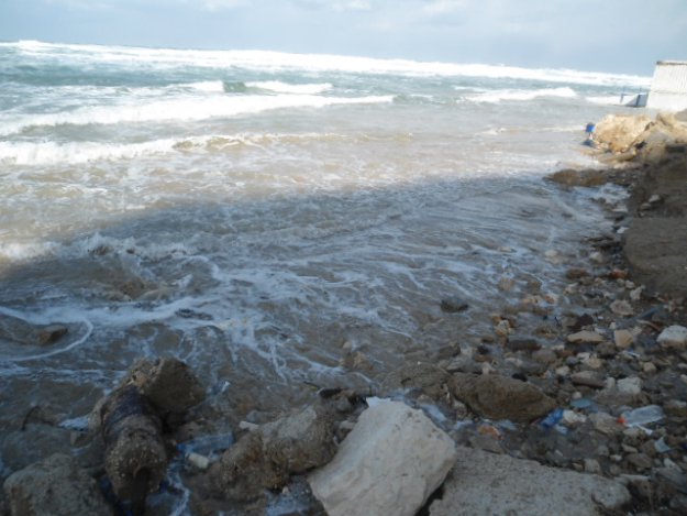 Штормик на Средиземном море.Пляж Бат яма после предыдущего шторма.