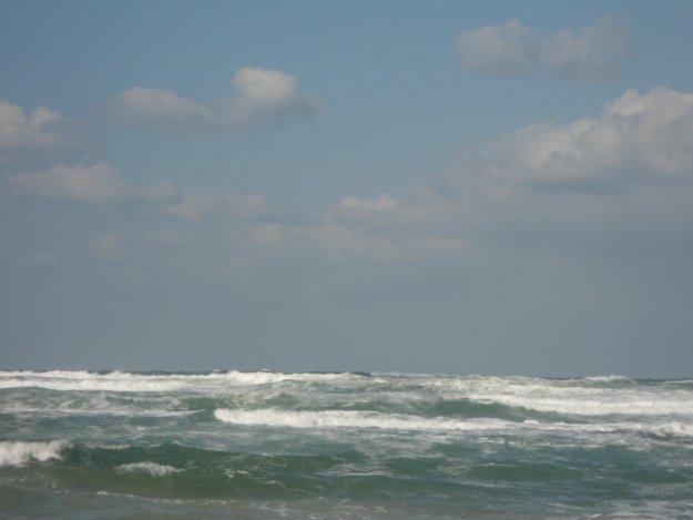 Штормик на Средиземном море.Пляж Бат яма после предыдущего шторма.