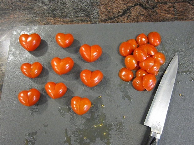 Делаем сердечки из помидоров