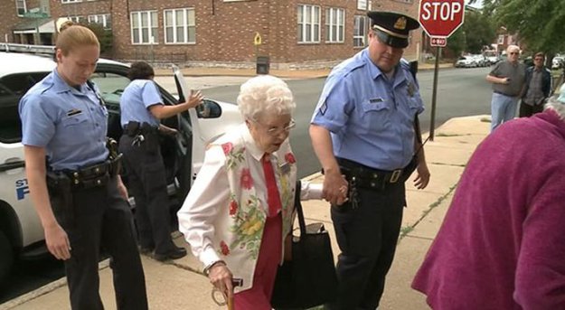 Американские полицейские арестовали 102-летнюю бабушку, исполнив ее давнюю мечту
