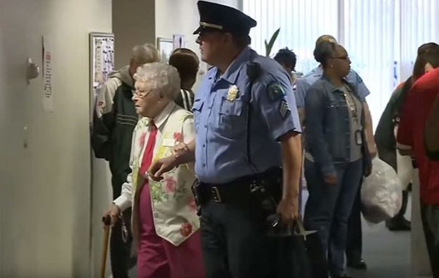 Американские полицейские арестовали 102-летнюю бабушку, исполнив ее давнюю мечту