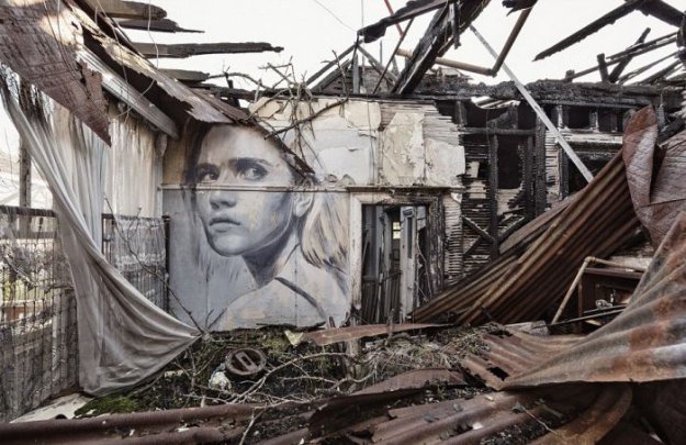 Портреты красивых женщин на стенах заброшенных зданий